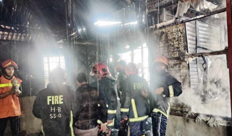 পুরান ঢাকায় জুতার কারখানায় আগুন